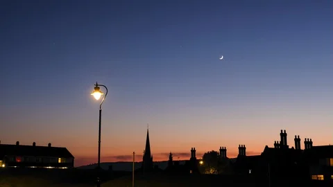 Twilight time lapse over silhouetted town Vídeos de archivo 129225991
