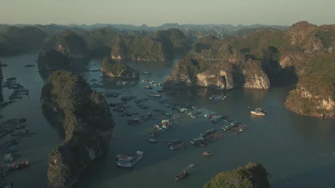Twilight Views of Ha Long Bay's Floating Villages, Vietnam 库存影片 265125309