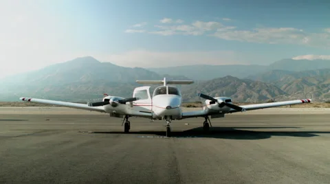 Twin-Engine Airplane Starts Engines 库存影片 51899232