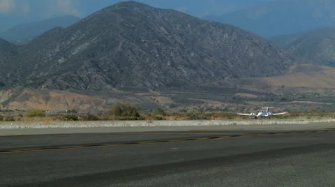 Twin-Engine Airplane Takes Off 库存影片 51900907