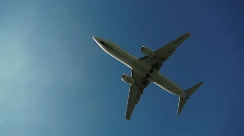 Twin Engine Jet Airplane Flying Overhead (SlowMotion) 스톡 동영상 56644845