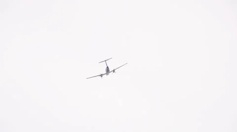 Twin engine private executive plane flies away Vídeos de archivo 53353789