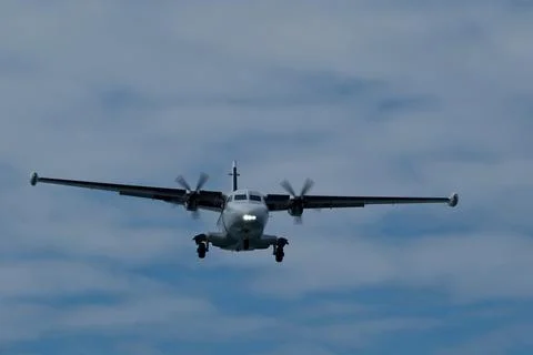 Twin-engine short-range transport aircraft in the sky. Foto stock