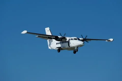 Twin-engine short-range transport aircraft in the sky. Foto stock