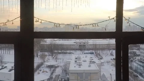 Twinkle lights in garland on the window in new year timelapse 스톡 동영상 79808665