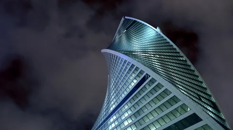 Twirl Skyscraper Office With Timelapse Clouds low angle 4K UHD Vidéo 46202560