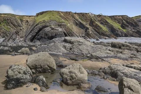 Twisted rock formations on the Cornish cliffs Foto stock