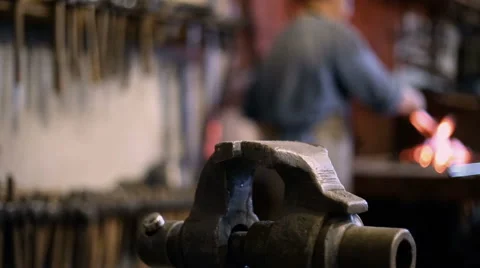 Twisting metal on a blacksmith's vise Vidéo 67740376