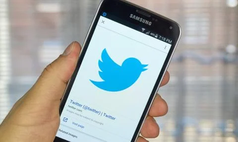 Twitter application on android smartphone Фото