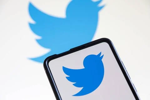  Twitter Logo soziale Medien auf einem Handy und Computer Bildschirm Stutt... Stock Photos