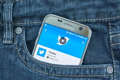 Twitter mobile application on screen of Samsung Фото