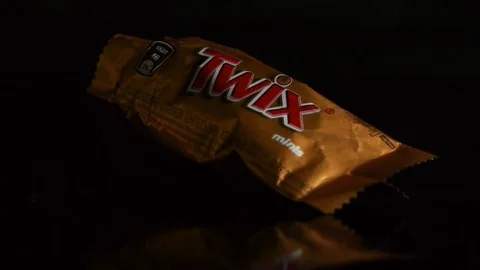 Twix minis cookie bars on black background. Stock-Footage 112325677