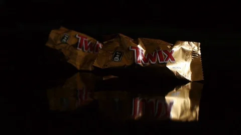 Twix minis cookie bars on black background. Stock-Footage 113330061