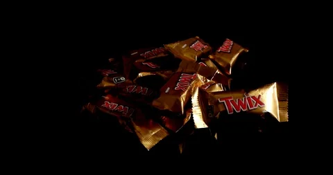 Twix minis cookie bars on black background. Stock-Footage 114065801