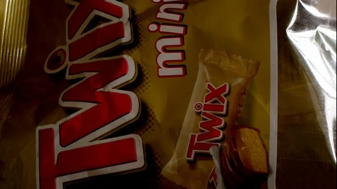 Twix minis cookie bars on black background. Stock-Footage 114065808