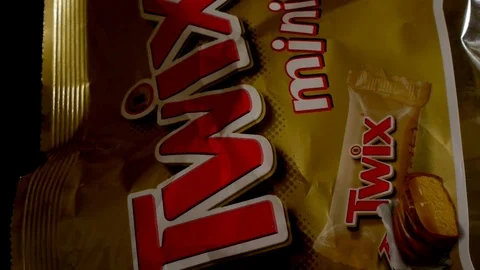 Twix minis cookie bars on black background. Stock-Footage 114065815