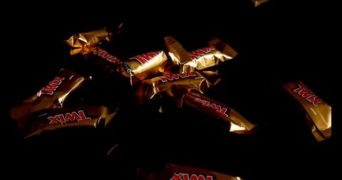Twix minis cookie bars on black background. Stock-Footage 114065819