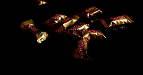 Twix minis cookie bars on black background. Stock-Footage 114065820