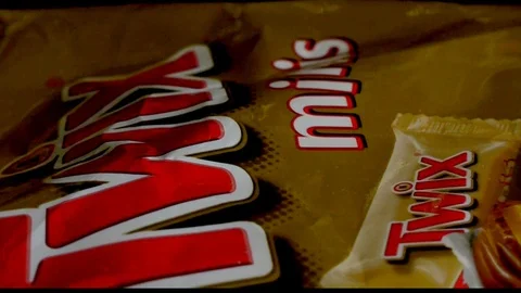 Twix minis cookie bars on black background. Stock-Footage 114278076