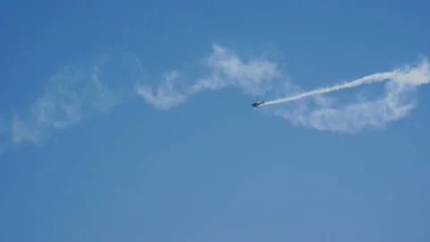Two airplanes flying on the background of blue sky. 4K Vidéo 94835749
