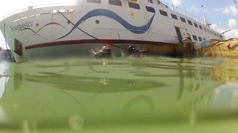 Two Airsoft GIs tactical training in the sea Vidéo 40331848