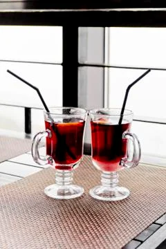 Two alcoholic beverages with slice of lemon Foto stock