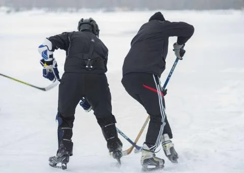 Two amateur men fighting while playing hockey Foto stock