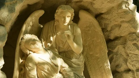 Two angels in the sunlight (antique statue), Ukraine, Lviv, Lychakiv cemeteries 스톡 동영상 115033057