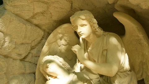 Two angels in the sunlight (antique statue), Ukraine, Lviv, Lychakiv cemeteries 스톡 동영상 115033063