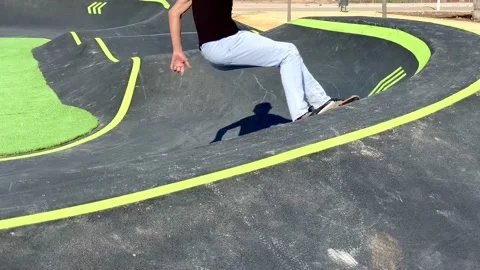 Two anonymous skaters in a concrete pump track. 库存影片 124371976