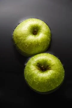 Two apples on water Stock-Fotos