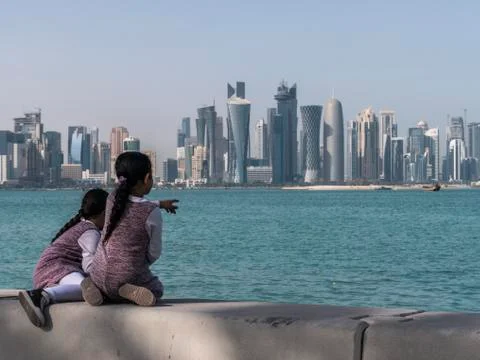 Two Arabian Middle Easter Little Child Girls Sitting on Corniche Broadway and Foto stock