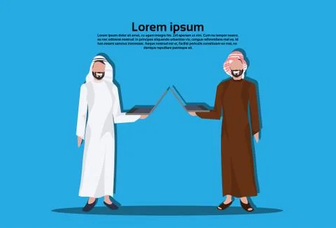 Two arabic business men using laptop wearing traditional clothes arab Illustrazione stock