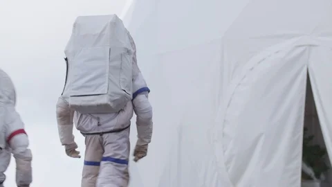 Two astronauts getting in in the Hi-Seas base in Hawaii Vidéo 104206190