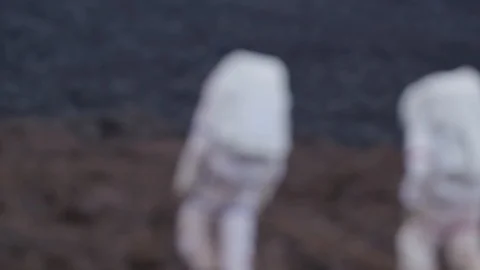 Two astronauts walking in a Martian landscape, Hawaii Vidéo 104235499