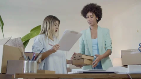 Two attractive women checking parcels for shipment 스톡 동영상 231290227