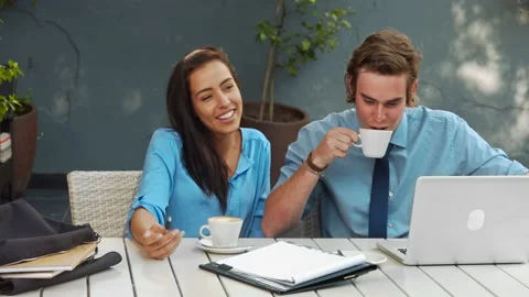 Two attractive young and exited professionals, brainstorming there ideas with a Vídeos de archivo 199634455
