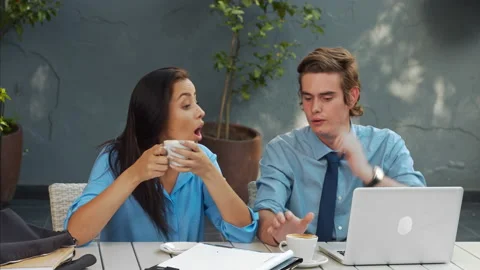 Two attractive young and exited professionals, brainstorming there ideas with a Vídeos de archivo 199634615
