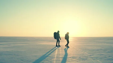 The two backpackers going on the snowy landscape background Video stock 189365609