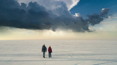 The two backpackers walking through the icy snow field Video stock 189345135