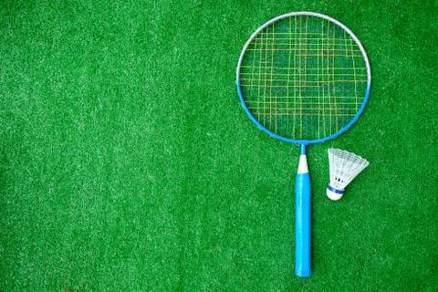 Two badminton mini rackets with white shuttlecock on the green background, ac Foto stock
