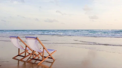 Two beach chairs on the beautiful sunset beach. Vidéo 79087287