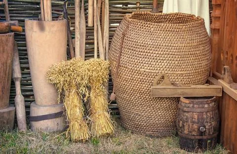 Two beams and ancient objects of rural life. Near ancient objects of rural... Foto stock