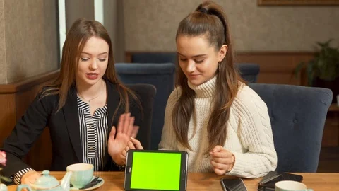 Two beautiful girls explaing the function of laptop, pointing to it, 스톡 동영상 101958642