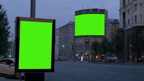 Two big billboards with a green screen. In the evening, on a busy street. Vidéo 79821784