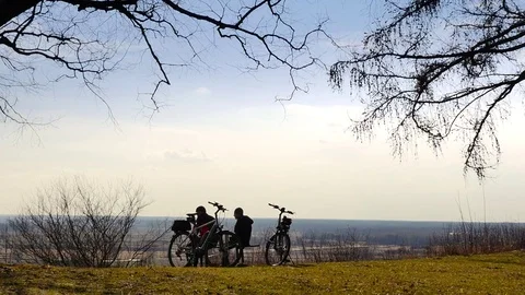 Two bikers resting in the park. Vídeos de archivo 73810087