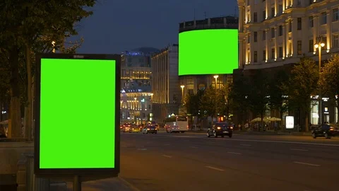 Two billboards with a green screen. In the evening, on a busy street. Vidéo 78352707