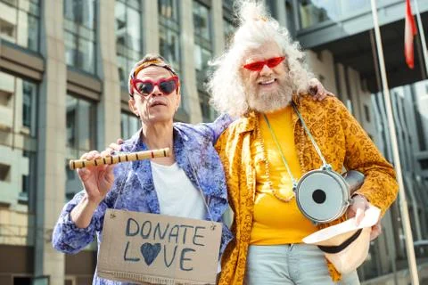 Two bizarre elderly hippies performing in the street Foto stock