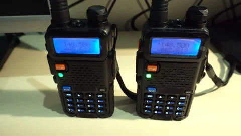 Two black handled portable walkie- talkie radio transmitter Vidéo 90668009