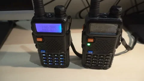 Two black handled portable walkie- talkie radio transmitter Vidéo 90669330